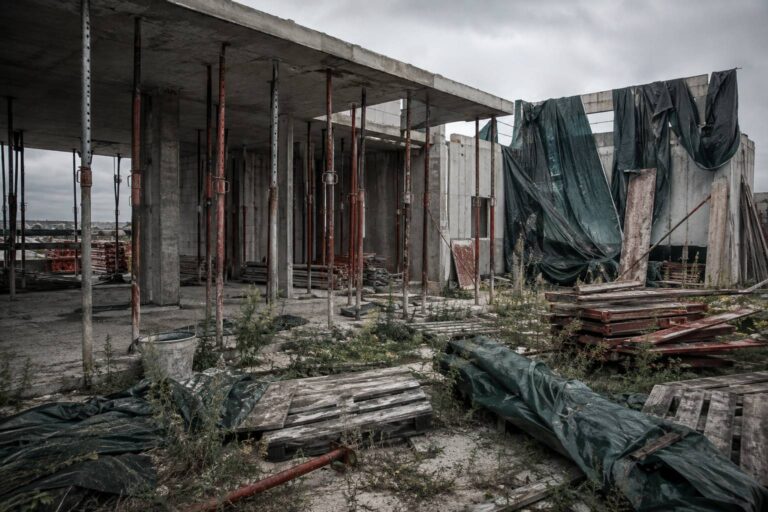 Retard de chantier ou abandon : comment faire la différence