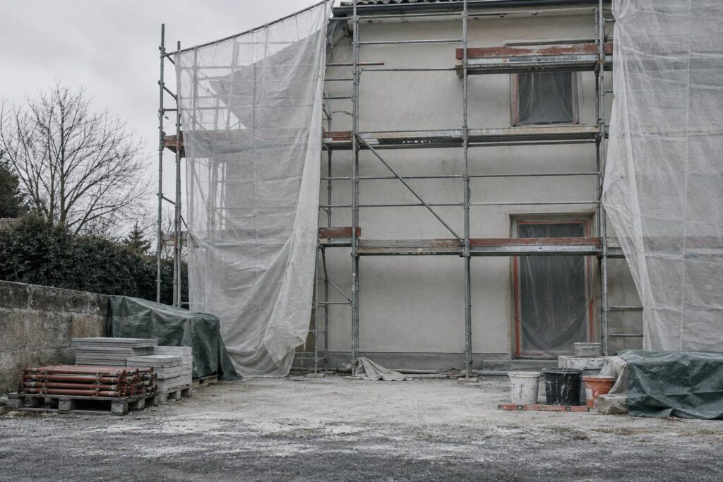 Chantier de renovation a l'arret avec echafaudage et baches